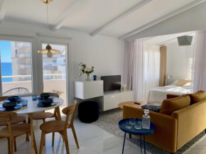LUXURY PENTHOUSE, SEA VIEWS, 50m FROM THE BEACH!